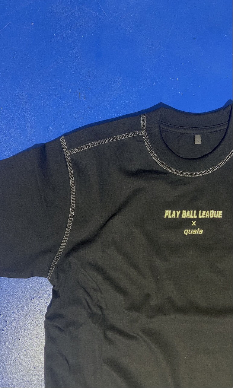 Sort t-shirt med baseball print bagpå quala