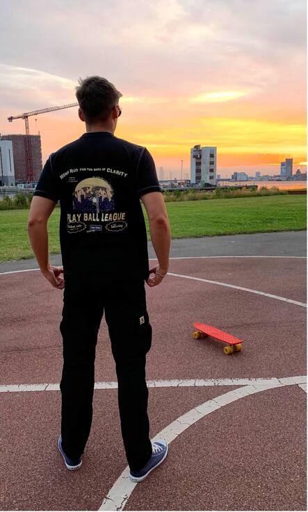 Sort t-shirt med baseball print bagpå quala.jpg