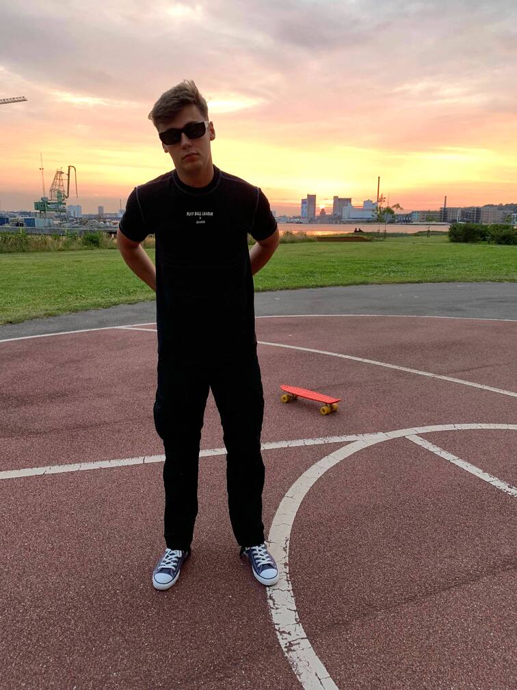 Sort t-shirt med baseball print bagpå quala