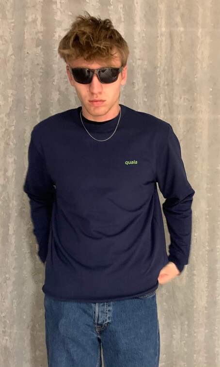 Upcyclet sweatshirt i navy med print på ryggen quala